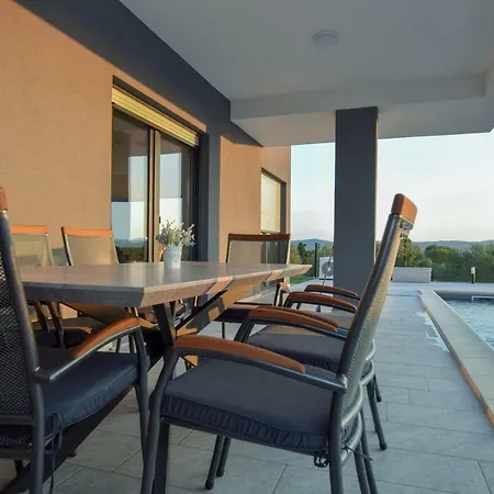 Morena Villa *